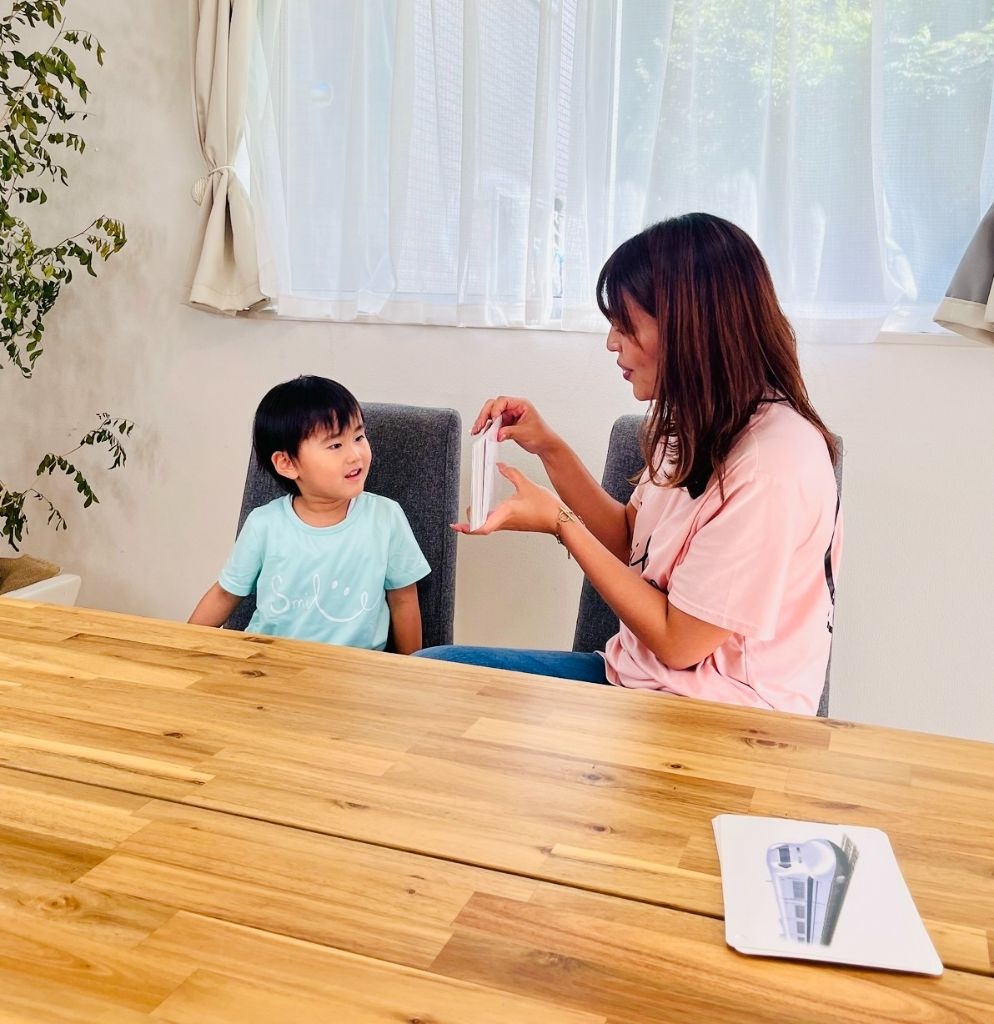 ママが子どもにフラッシュカードを見せている様子