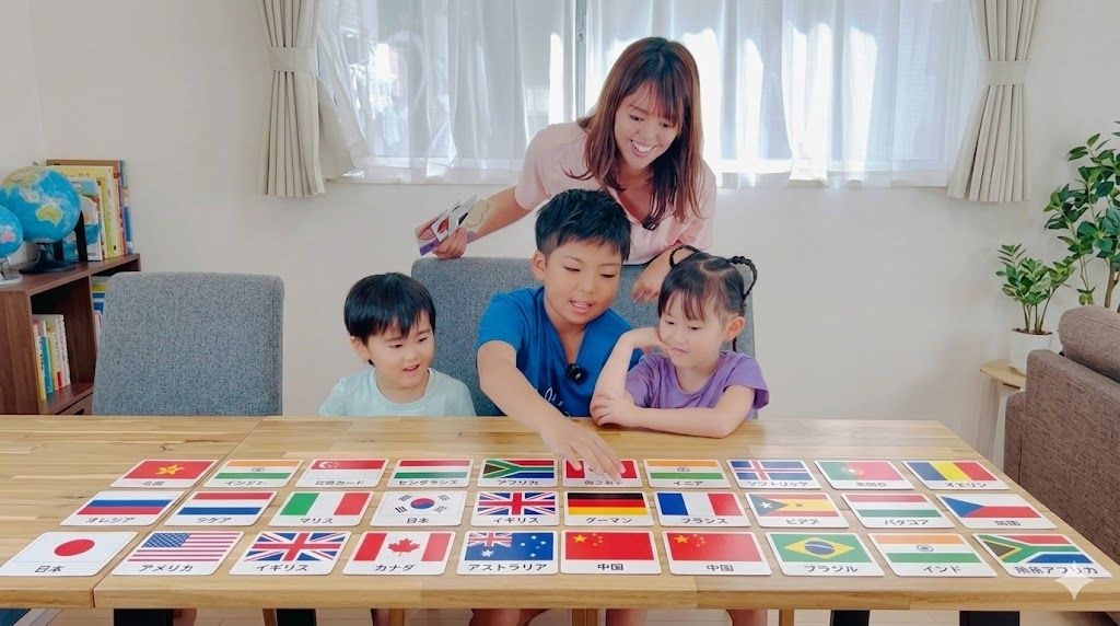 りな先生と子どもたちが国旗カードで楽しく遊ぶ様子